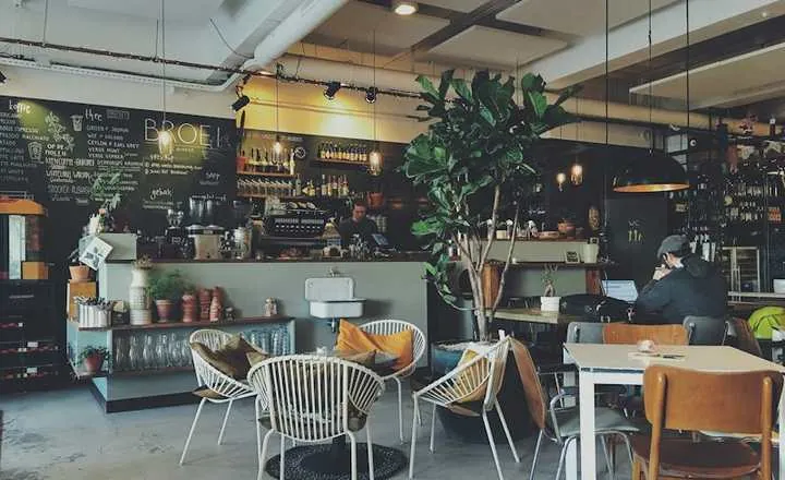 Suasana cafe dengan meja kosong di siang hari